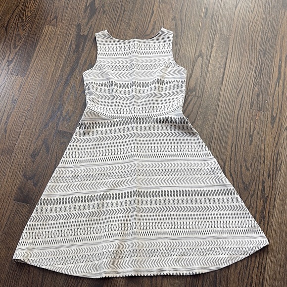 Black and White Patterned Sleeveless Dress by Banana Republic- size 2P - Picture 1 of 6